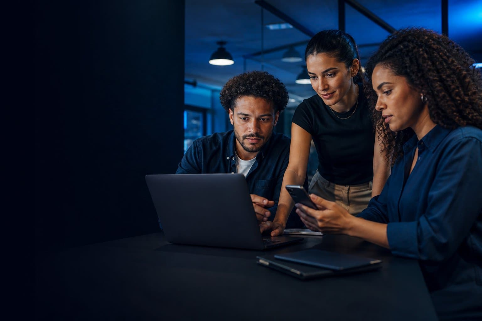 Equipe brasileira trabalhando em uma solução digital