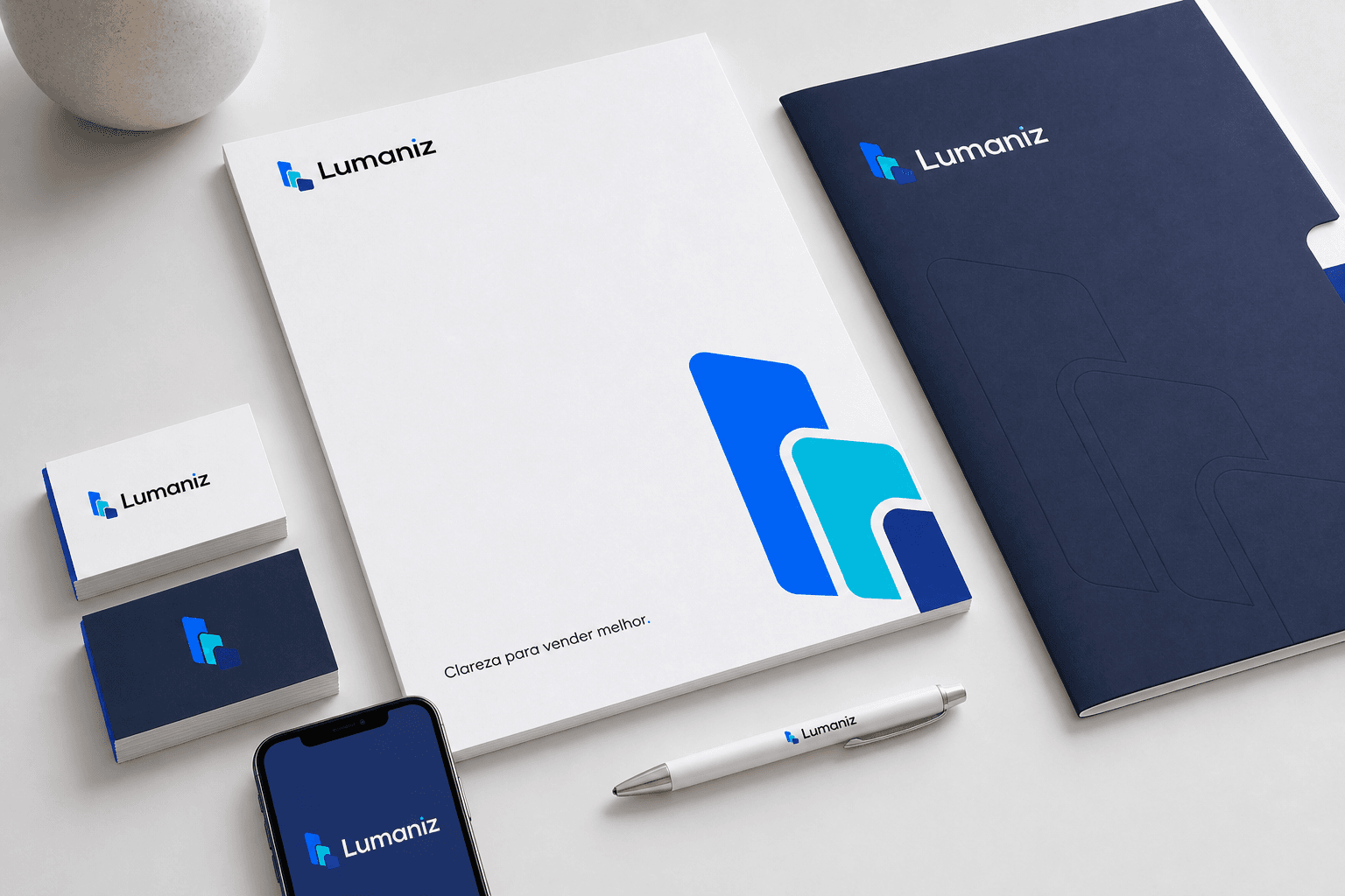 Marca Lumaniz aplicada em materiais de trabalho